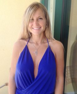 Léa, 45 ans de Marseille, est une cougar blonde et libertine qui cheche le sexe facile avec les jeunes mecs.